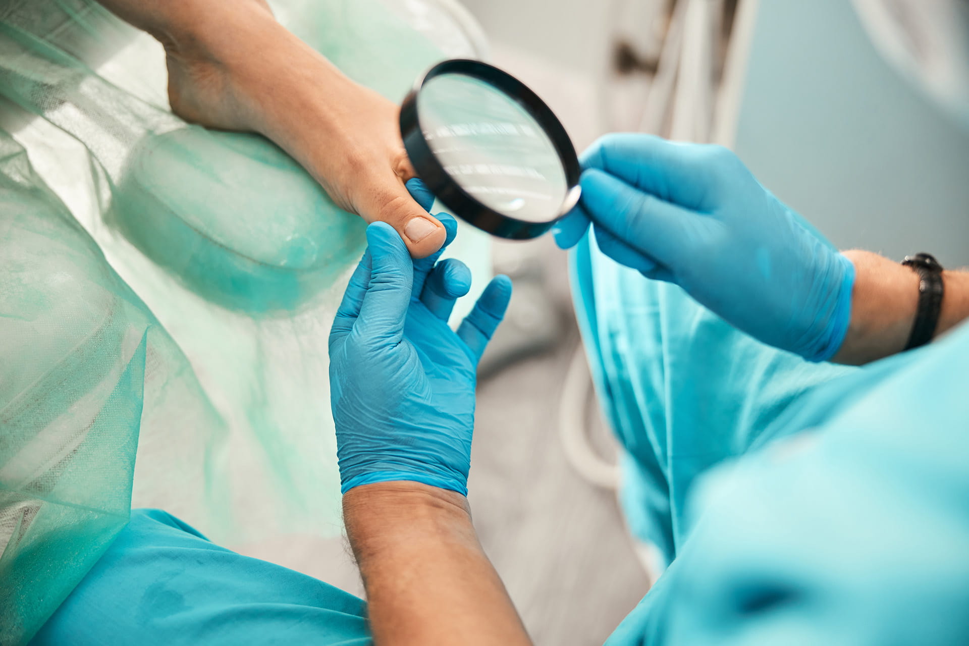 Jak rozpoznać grzybicę paznokci (onychomikozę)? Objawy, przyczyny, diagnostyka